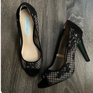 Betsey Johnson Nila Black Lace Peep Toe Pump Size 6